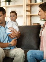 صورة لخلاف زوجي والرضيع وسطهما