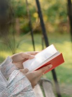 فتاة تقرأ أحد الأعمال الأدبية الخالدة