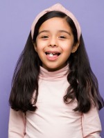 صورة تعبر عن طفلة تحصل على جرعة فيتامين