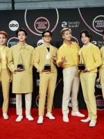 أعضاء فرقة BTS من حفل American Music Awards 2021 - مصدر الصورة: MATT WINKELMEYER / GETTY IMAGES NORTH AMERICA / GETTY IMAGES VIA AFP