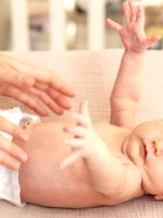 صورة لأم تغير حفاض مولودها