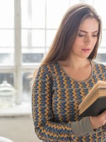 فتاة تقرأ كتاب تنمية ذاتية 