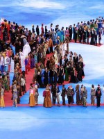 مشهد استعراضي مع لوغو إيف سان لوران Yves Saint-Laurent، قبيل نهائي بطولة العالم لكرة القدم في باريس، عام 1998، ما بين منتخبَي البرازيل وفرنسا (Thomas Coex/AFP via Getty Images).