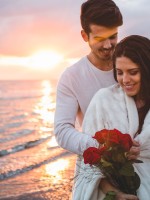 زوج أهدى زوجته باقة ورد حمراء في يوم الأم 