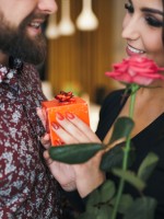 زوج يهدي زوجته هدية مميزة وزهرة جميلة