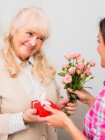 زوجة الابن تهدي حماتها هدية مميزة في يوم الأم