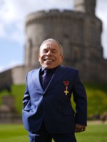 وارويك ديفيس عقب تكريمه في قلعة وندسور  (Photo by Jordan Pettitt / POOL / AFP)