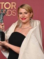 جيسي باكلي Jessie Buckley بعد فوزها بجائزة أفضل ممثلة في حفل جوائز نقابة ممثلي الشاشة 2026 - مصدر الصورة : Frederic J. Brown / AFP