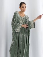 عباية من علامة كورار للمصممة السعودية منى العيد -الصورة من حساب العلامة على إنستغرام