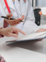 صورة طبيبة تشرح