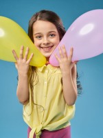 صورة تعبر عن طفلة تحتفل بالعيد