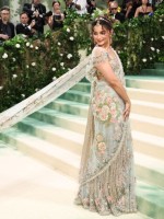 عليا بهات Alia Bhatt في حفل ميت غالا 2024 (مصدر الصورة: Jamie McCarthy / Getty Images via AFP)