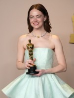 إيما ستون Emma Stone في حفل توزيع جوائز أوسكار 2024. مصدر الصورة:  Jeff Kravitz/FilmMagic