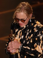 الممثلة الأمريكية إيمي مادجان تتسلم جائزة أفضل ممثلة مساعدة خلال حفل الأوسكار 2026 - مصدر الصورة  Patrick T. Fallon / AFP