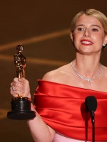 جيسي بكلاي Jessie Buckley في حفل توزيع جوائز أوسكار 2026. مصدر الصورة: صدر الصورة: Patrick T. Fallon / AFP