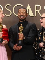 مايكل جوردن وجيسي باكلي وإيمي ماديغان بعد فوزهم بالاوسكار 2026 للمرة الاولى Jessie Buckley and US actress Amy Madigan and Michael B. Jordanduring the 98th Annual Academy Awards at the Dolby Theatre in Hollywood, California - مصدر الصورة VALERIE MACON / AFP