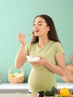 صورة لحامل  تتناول وجبة خفيفة