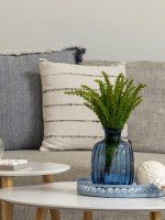 طاولة تتوسط غرفة المعيشة مع صينية تحمل التحف