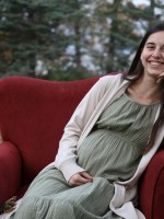 صورة لحامل سعيدة تستجم وحدها