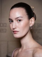 تألقي بتسريحة الكعكة في العيد.. صيحة أنيقة مستوحاة من عروض الأزياء 2026