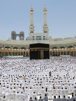 جموع من المعتمرين في المسجد الحرام