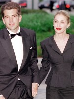 كارولين بيسيت كينيدي مع زوجها جون ف. كينيدي جونيور John F. Kennedy, Jr. and Carolyn Bessette Kennedy - (مصدر الصورة  Justin Ide/Newsmakers)