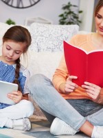 الأم وطفلتها تقرأن بطريقتهما