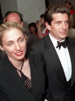 جون كينيدي الابن وزوجته كارولين بيسيت يغادران البيت الأبيض في1 مايو 1999 - مصدر الصورة MANNY CENETA / AFP