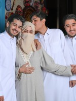 الشيف عزيزة مع ثلاثة من أبنائها: د. محمد، د. ماجد، د. أنس