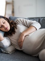 صورة لحامل تشعر بالحيرة مع اقتراب ولادتها