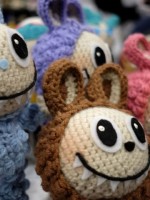 دُمى لابوبو في معرض لوس أنجلوس كوميك كون 2025 - Crocheted Labubu dolls are display during 2025 Los Angeles Comic- مصدر الصورة: (Photo by Paul Butterfield / GETTY IMAGES NORTH AMERICA / Getty Images via AFP)