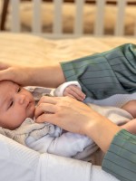 صورة لأم مع مولودها المريض