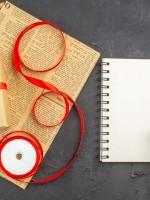  شابة ستكتب كلمات إهداء رقيقة على كارت لتضعه على الهدية   