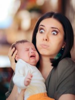 صورة لأم مندهشة لبكاء رضيعها