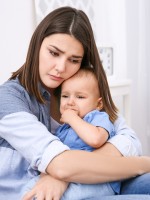 رضيع متأثر بقلق الأم - مصدر الصورة: Adobe Stock