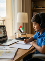 صورة طفل يدرس عن بعد