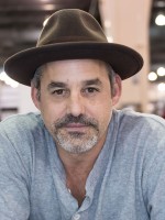 نيكولاس بريندون في فيلادلفيا، بنسلفانيا (Nicholas Brendon in Philadelphia, Pennsylvania). مصدر الصورة: Gilbert Carrasquillo/Getty Images