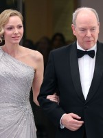 الأميرة شارلين والأمير ألبرت الثاني في نادي مونت كارلو الرياضي في موناكو (Princess Charlene and Prince Albert II at the Monte-Carlo Sporting Club in Monaco). مصدر الصورة: VALERY HACHE / AFP