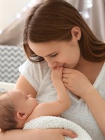 صورة لأم تُرضع طفلها