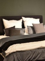 غرفة نوم داكنة الألوان