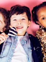 صورة أطفال يأكلون السكريات