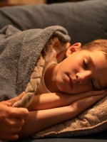 صورة لام تساعد طفلها على النوم