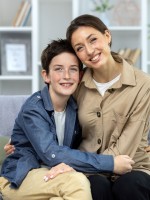 صورة مراهق مع أمه