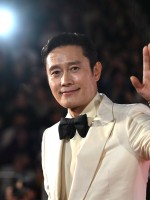 الممثل الكوري الجنوبي Lee Byung-hun (لي بيونغ هون) - مصدر الصورة Jung Yeon-je / AFP