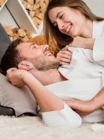 زوجة تخبر زوجها بعبارات جميلة رومانسية قبل النوم 