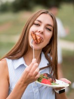 صورة لحامل تأكل اللحم