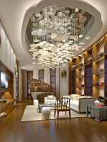  سقف دائري مع ثريا فنية ضخمة في الصالة المنزلية