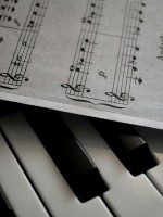 نوتة موسيقية وأصابع البيانو