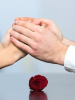 زوجة تمسك بيد زوجها دعماً وسنداً له 