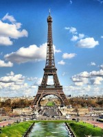 برج إيفل وحوله السحب في مشهد ساحر